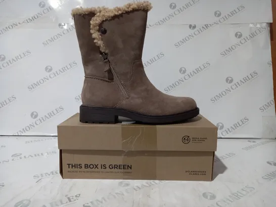 BOXED PAIR OF CLARKS OPAL BOOTS IN PEBBLE UK SIZE 6