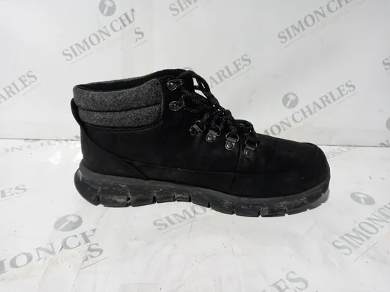 PAIR OF SKECHERS SYNERGY WARM TECH BOOTS IN BLACK UK SIZE 5.5