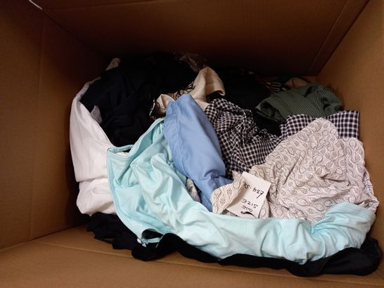 LOT OF APPROX 25 ASSORTED ITEMS OF CLOTHING IN VARYING STYLE'S/SIZES/COLOURS TO INCLUDE: TROUSERS, TOPS, DRESSES