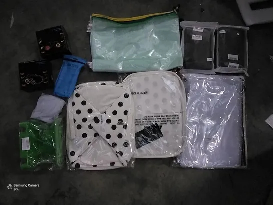 PALLET OF ASSORTED ITEMS INCLUDING OPTICAL BINOCULARS, SAMSUNG A7 PHONE CASE, HOSEHOOK, BLACK DOT BAG, 3 POCKET BELLY BAND HOLSTER, A3 PVC BAGS