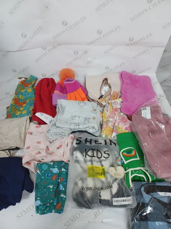 LOT OF ASSORTED KIDS CLOTHING ITEMS TO INCLUDE PYJAMAS, T-SHIRTS AND TROUSERS 