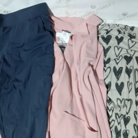 BOX OF APPROXIMATELY 5 ASSORTED CLOTHING AND FASHION ITEMS TO INCLUDE DESIGNER HEART PRINT TOP SIZE UNSPECIFIED, KIM & CO JACKET IN PINK SIZE 3XL, WYNNE LAYERS CARGO TROUSERS IN NAVY SIZE L, ETC