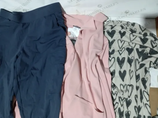 BOX OF APPROXIMATELY 5 ASSORTED CLOTHING AND FASHION ITEMS TO INCLUDE DESIGNER HEART PRINT TOP SIZE UNSPECIFIED, KIM & CO JACKET IN PINK SIZE 3XL, WYNNE LAYERS CARGO TROUSERS IN NAVY SIZE L, ETC