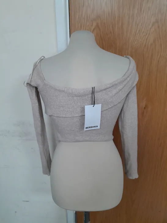 BERSHKA ASYMETRICAL SHOULDER RIBBED JUMPER IN LIGHT BROWN SIZE M