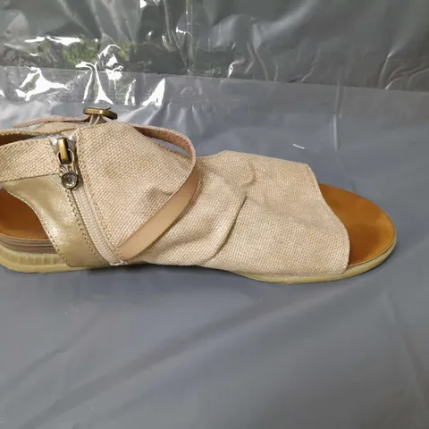 BLOWFISH MALIBU BUTTERFLY SANDALS CASHEW SIZE 6