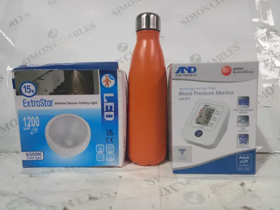 BOX OF APPROXIMATELY 15 ASSORTED HOUSEHOLD ITEMS TO INCLUDE BLOOD PRESSURE MONITOR, STAINLESS STEEL WATER BOTTLE IN ORANGE, EXTRASTAR CEILING LIGHT, ETC