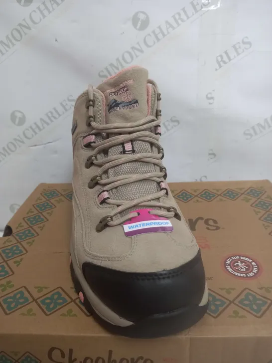 SKETCHERS WATERPROOF BOOT SIZE 8