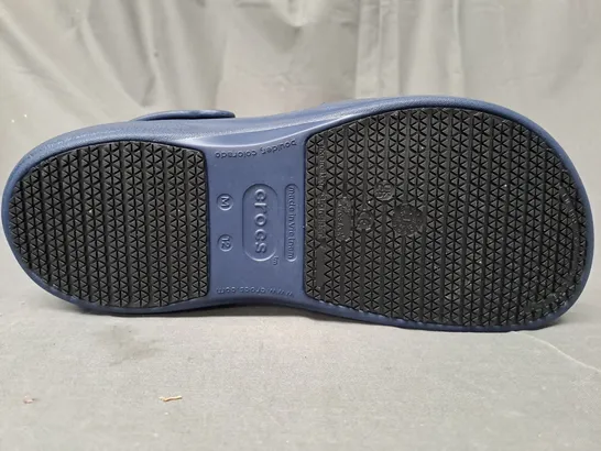 PAIR OF CROCS BISTRO IN NAVY UK SIZE M11/W12