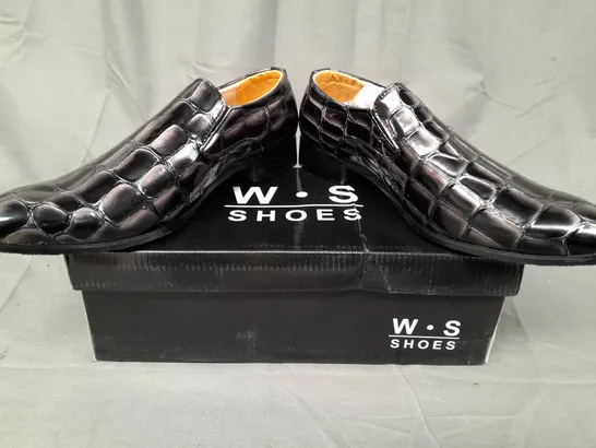 BOX OF APPROXIMATELY 6 PAIRS OF W.S SLIP-ON SHOES IN BLACK - VARIOUS SIZES