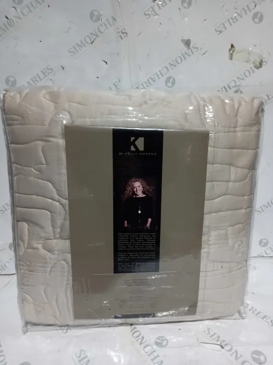 BOXED KELLY HOPPEN GEO BEDSPREAD AND SHAMS IN LATTE - DOUBLE 