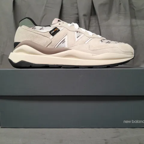 BOXED PAIR OF NEW BALANCE SHOES IN SANDSTONE SIZE UK 8.5