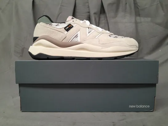 BOXED PAIR OF NEW BALANCE SHOES IN SANDSTONE SIZE UK 8.5