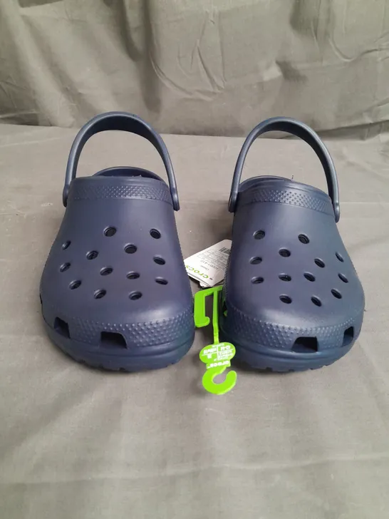 PAIR OF CLASSIC FRA CROCS SIZE 9