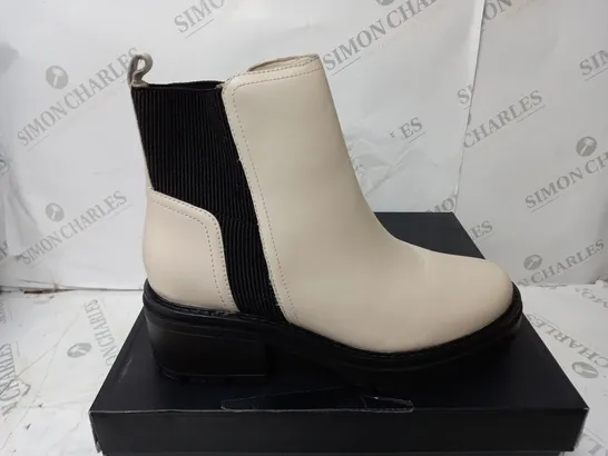 BOXED PAIR OF NATURALIZER JADYN ANKLE BOOTS IN PORCELAIN - UK SIZE 7