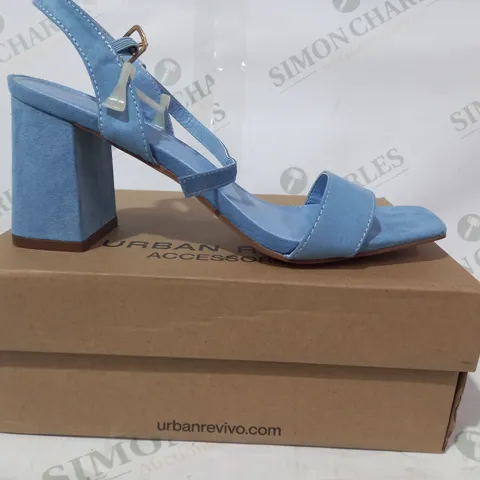 BOXED PAIR OF URBAN REVIVO OPEN TOE BLOCK HEEL SANDALS IN BLUE EU SIZE 39