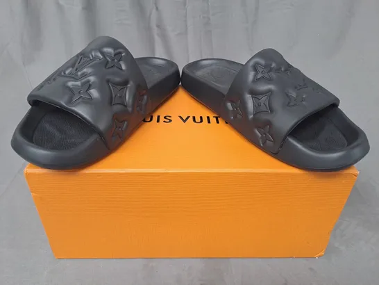 BOXED PAIR OF LOUIS VUITTON SLIDERS IN BLACK UK SIZE 10