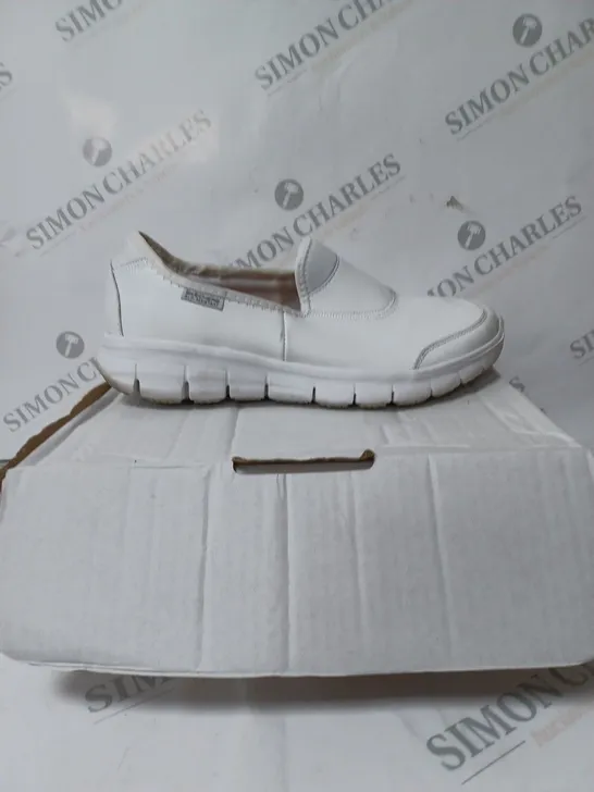 SKECHERS WHITE TRACK SHOE SIZE 7 