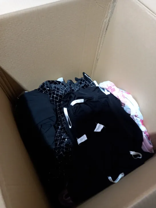 BOX OF APPROXIMATELY 15 ASSORTED CLOTHING ITEMS TO INCLUDE JUMPERS, TOPS, DRESSES ETC