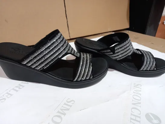 BOXED PAIR OF SKECHERS RUMBLE ON BLING GAL RHINESTONE SLIDE WEDGE SANDAL BLACK/SILVER - SIZE 7