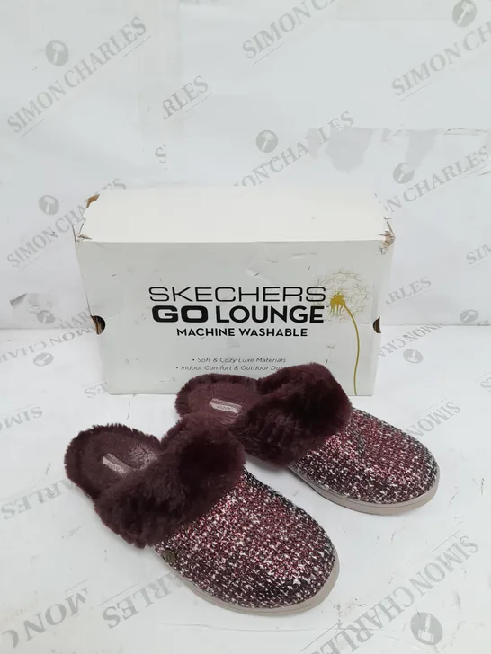 BOXED PAIR OF SKECHERS ARCH SLIPPERS BURGUNDY UK SIZE 6