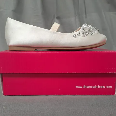 BOXED PAIR OF DREAM PAIRS KIDS PUMPS IN IVORY W. JEWEL EFFECT SIZE 10