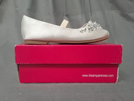 BOXED PAIR OF DREAM PAIRS KIDS PUMPS IN IVORY W. JEWEL EFFECT SIZE 10