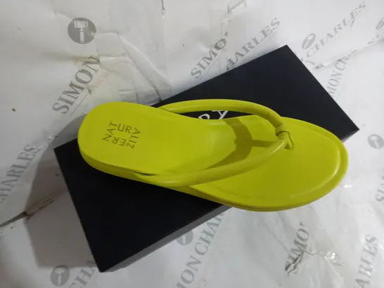 BOXED PAIR OR NATURALIZER SANDALS IN NEON YELLOW SIZE 7