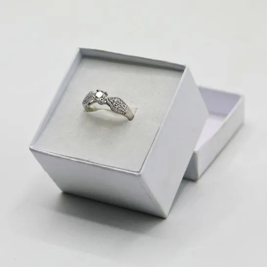 18CT WHITE GOLD RING SET WITH NATURAL DIAMONDS TO CENTRE AND SHOULDERS