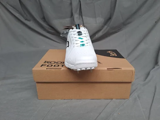 BOXED PAIR OF KOOKABURA FOOTWEAR KC 3.0 SPIKE SHOES IN AQUA/WHITE SIZE 9