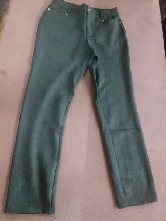 BOX OF APPROXIMATELY 20 MARLAWYNNE STRETCH FAUX SUEDE JEAN REGULAR THYME SIZE 12