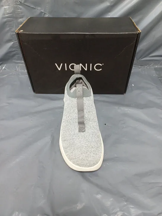 BOXED PAIR OF VIONIC ADVANCED LACELESS TRAINERS GREY SIZE 5 