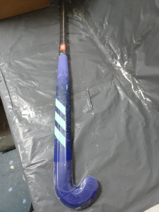 ADIDAS ESTRO.6 LOW BOW HOCKEYSTICK LUCID BLUE ZERO METALIC - 36,5 INCH