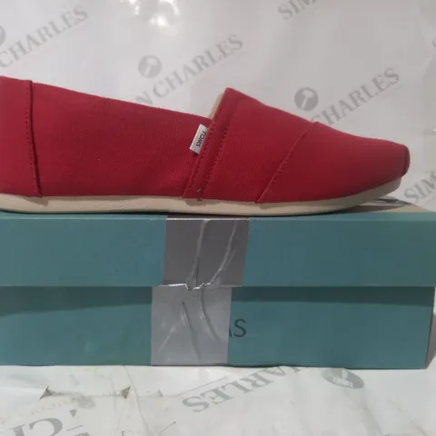 BOXED PAIR OF TOMS SLIP-ON SHOES IN RED UK SIZE 7.5