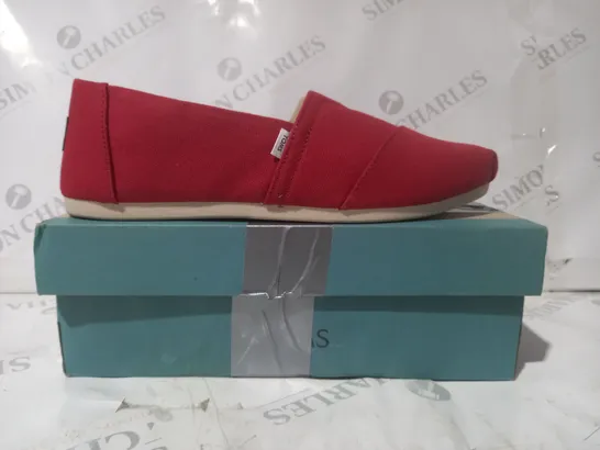 BOXED PAIR OF TOMS SLIP-ON SHOES IN RED UK SIZE 7.5