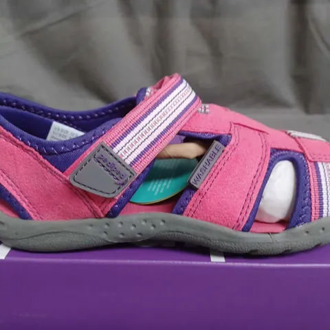 BOXED PAIR OF PEDIPED KIDS SAHARA BARE FEET TRAINERS IN FUSCHIA/LAVENDER - 30 EU