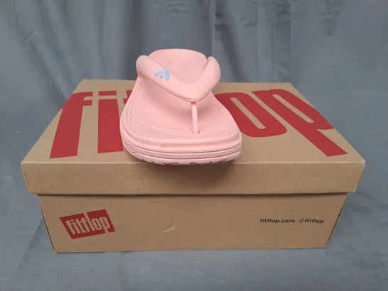 BOXED PAIR OF FITFLOP RELIEF RECOVERY TOE-POST SANDALS IN PINK UK SIZE 6