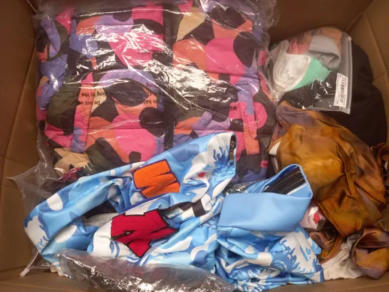 BOX OF APPROXIMATELY 25 ASSORTED CLOTHING ITEMS TO INCLUDE - T-SHIRT , SHORTS , SKIRT ETC