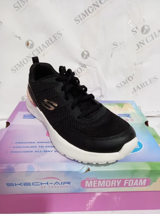 PAIR OF SKECHERS BLACK AND GOLD SKECH-AIR DYNAMIGHT TRAINERS SIZE 6