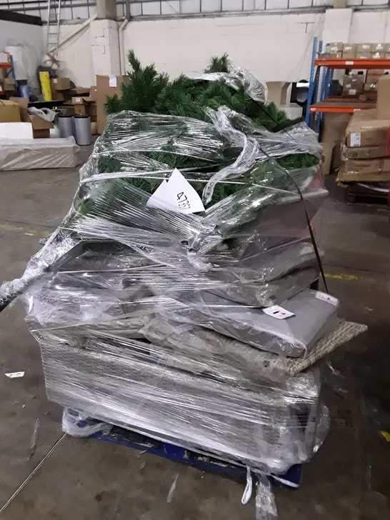 PALLET CONTAINING ASSORTED RATTAN FURNITURE PARTS & XMAS TREE 