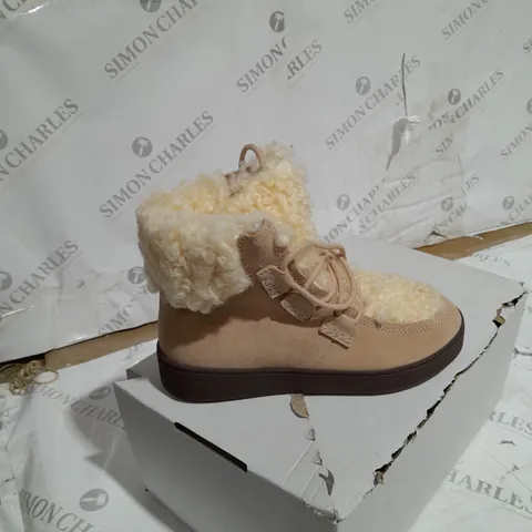 boxed vionic fluffy trainer cream and brown size 3