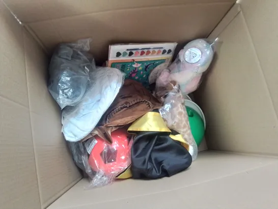 BOX OF APPROXIMATELY 40 ASSORTED ITEMS TO INCLUDE: SOFT TOYS, FRISBEES, COCA-COLA FOOTBALL, UNO, SPACE WARS SET ETC