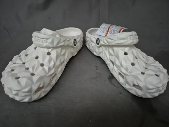 PAIR OF CROCS CLASSIC GEOMETRIC CLOGS IN WHITE UK SIZE M5/W6