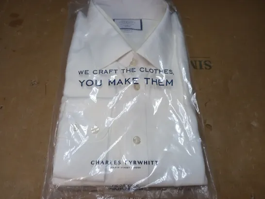 CHARLES TYRWHITT WHITE NON IRON HERRINGBONE CLASSIC FIT SHIRT - 44/86cm