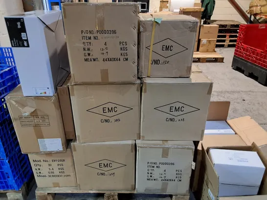 PALLET OF ASSORTED LIGHTING ITEMS TO INCLUDE DAR 3-LAMP HANGING LIGHTS AND EMCOLITE TRIMLESS DOWNLIGHTS