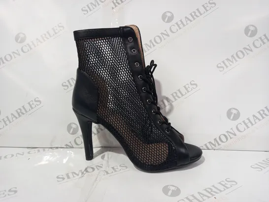 BOXED PAIR OF DESIGNER MESH STILETTO HIGH HEELS IN BLACK EU SIZE 40