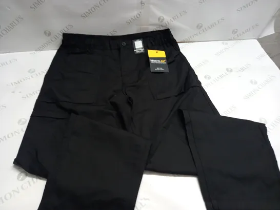 REGATTA ACTION TROUSERS IN BLACK - UK 34" L31"