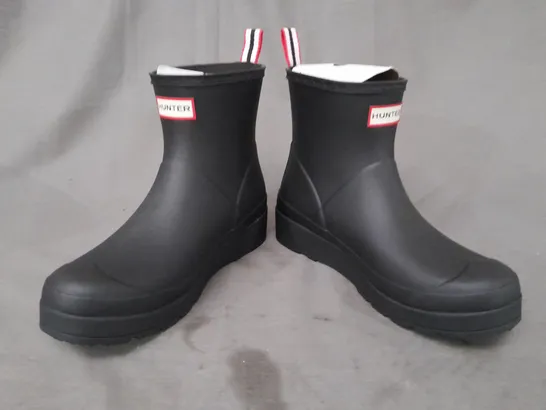 BOXED PAIR OF HUNTER WELLINGTON BOOTS IN BLACK UK SIZE 7