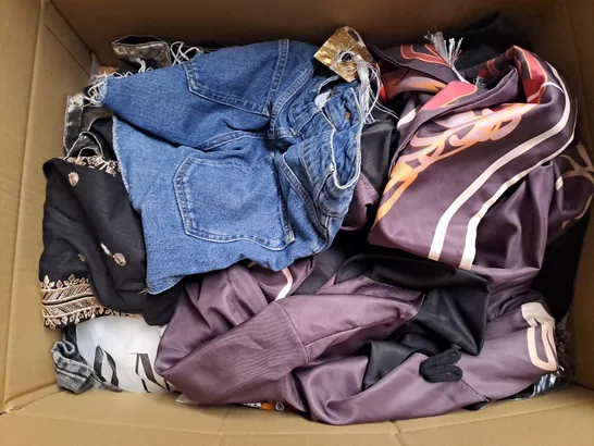 BOX OF APPROXIMATELY 25 ASSORTED CLOTHING ITEMS IN VARIOUS STYLES AND SIZES TO INCLUDE TROUSES, TOPS, DRESSES ETC