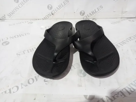 BLACK PLASTIC SLIPPER SIZE 43-44