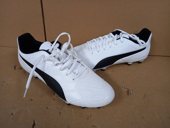 BOXED PAIR OF DESIGNER FOOTBALL TRAINERS IN WHITE/BLACK SIZE 9